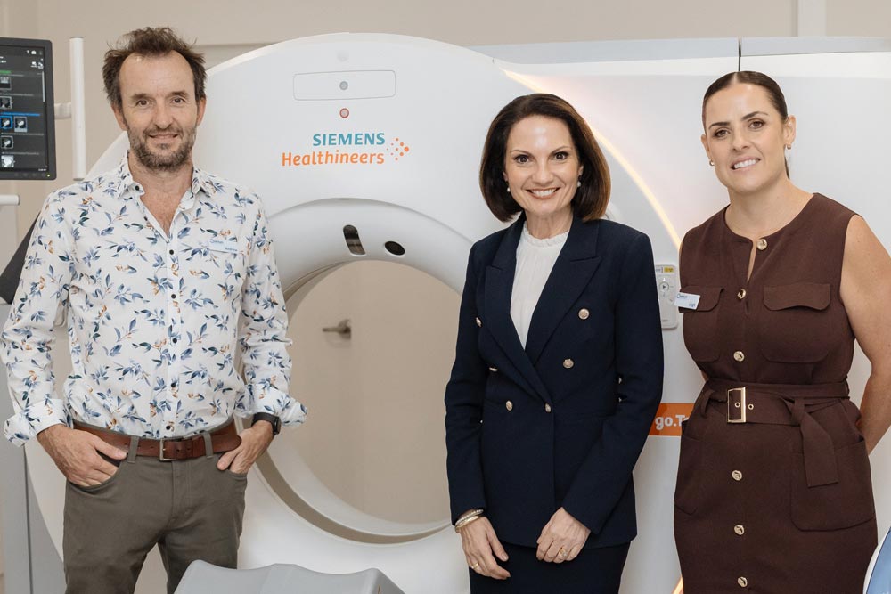 Evening event with guests at the entrance of Quantum Coolum radiology clinic